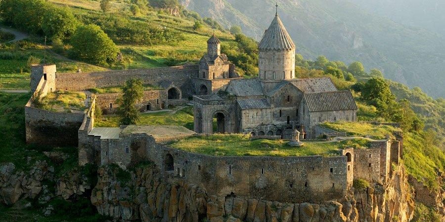 Tra monasteri e chiese nella roccia in Armenia — foto 1